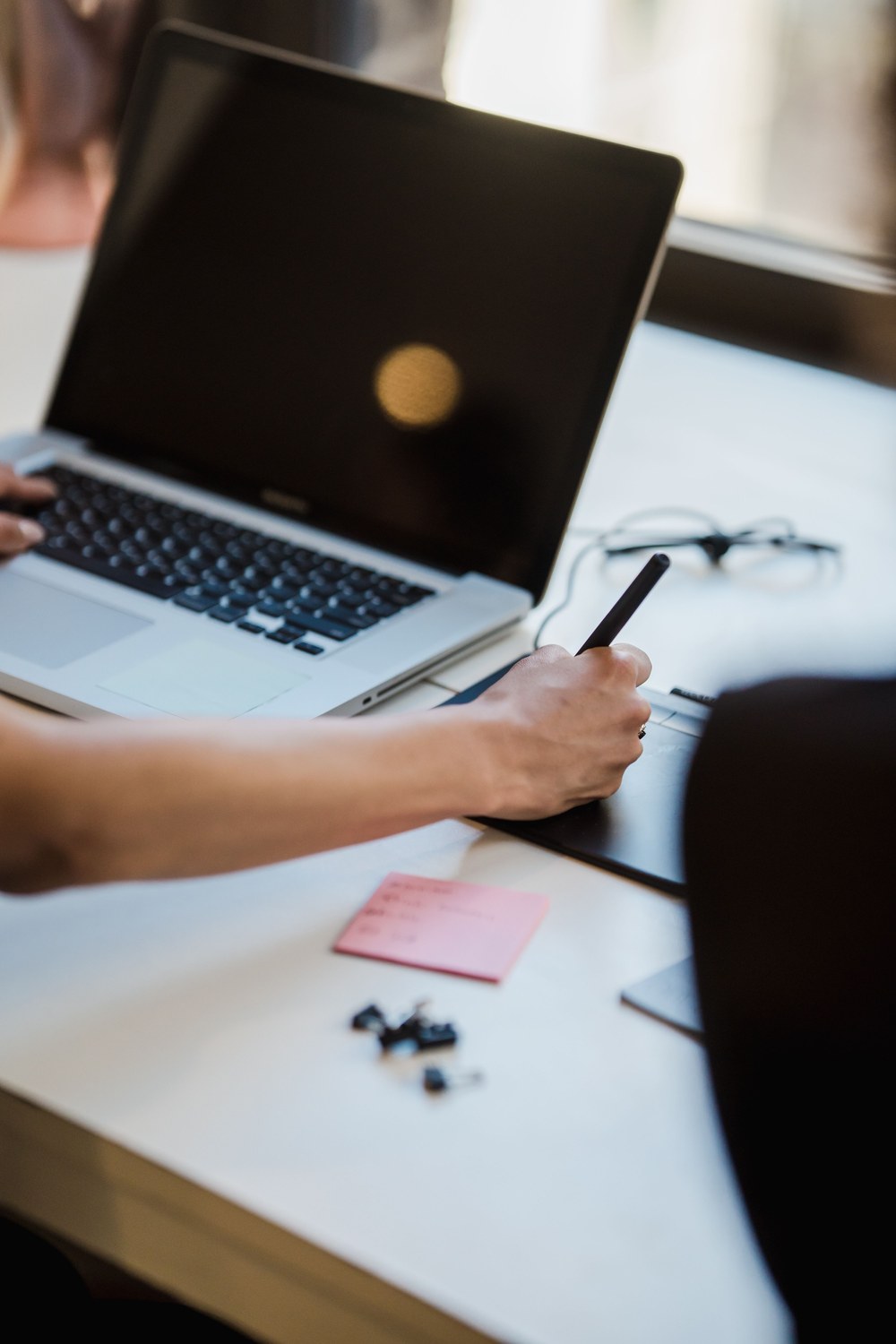 Julie Béril au travail sur son ordinateur