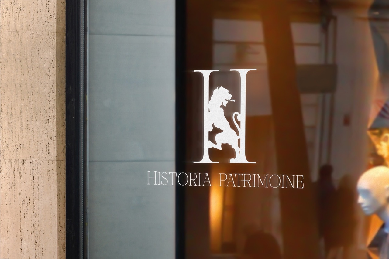 Vitrine Historia Patrimoine avec le logo en vitrophanie